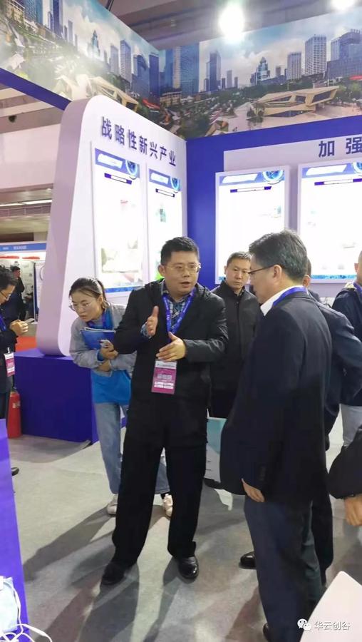 公司行政副总潮家东介绍产品.jpg
